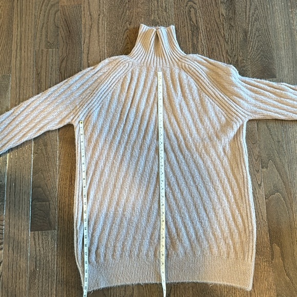 Super Soft Bulky Long Turtleneck Sweater in pale mauve / taupe / rose - Picture 7 of 9